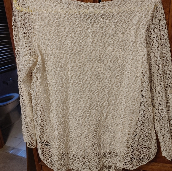 Gorgeous Italian lace top - Picture 4 of 7